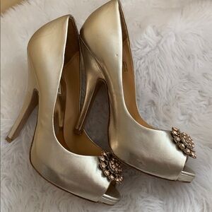BADGLEY MISCHKA ladies Lissa Gold jeweled peep toe pump in size 7 PREloved cond.